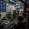 Dollar AS Diburu Saat Rupiah Melemah, Money Changer Pastikan Stok Aman
