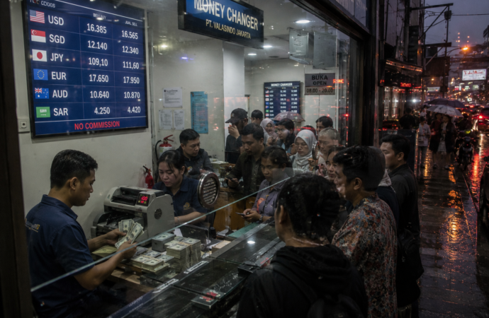 Dollar AS Diburu Saat Rupiah Melemah, Money Changer Pastikan Stok Aman