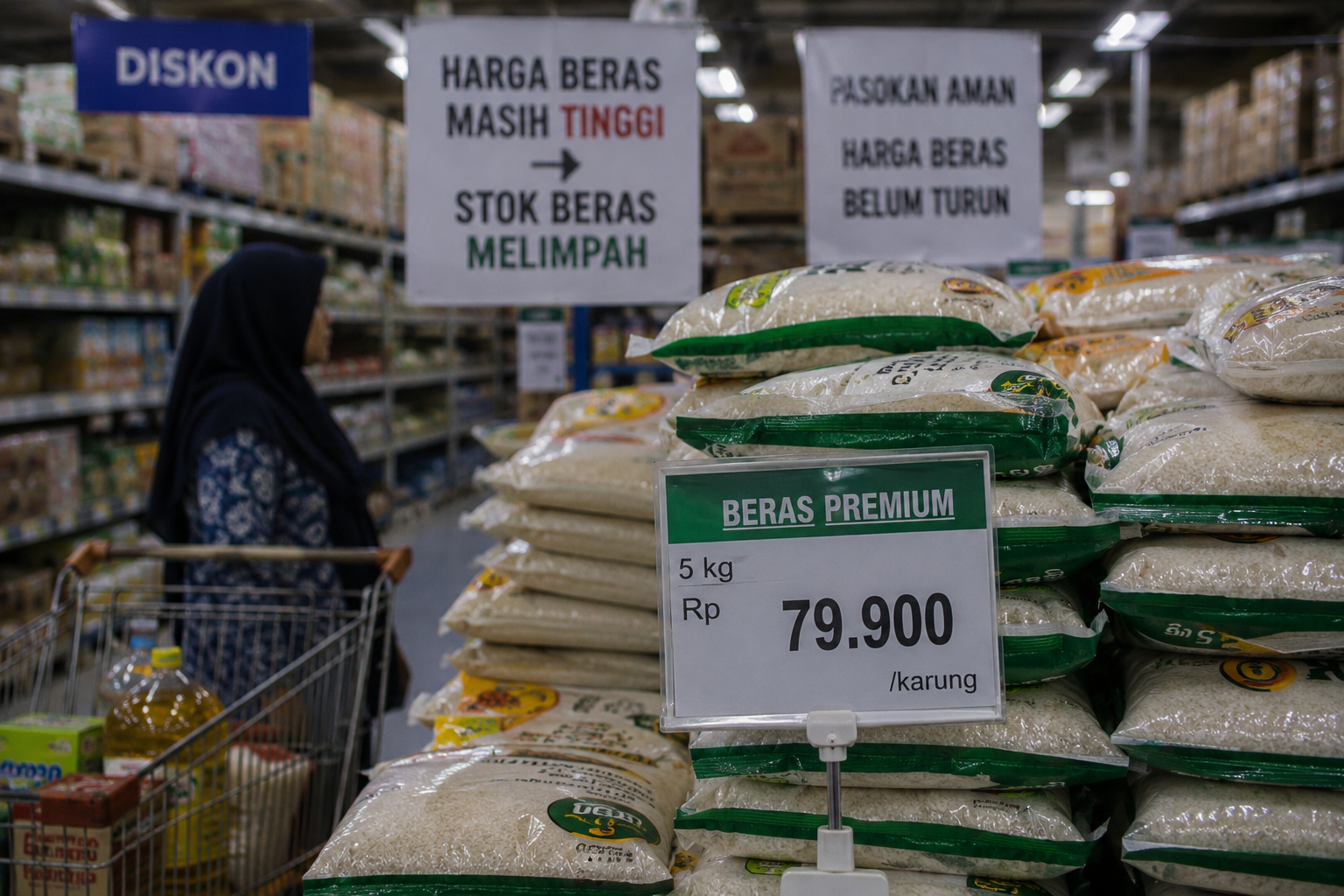 Stok Beras Rekor, Harga Konsumen Tetap Naik