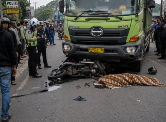 Gagal Menyalip, Penumpang Motor Tewas Terlindas Truk di Bogor