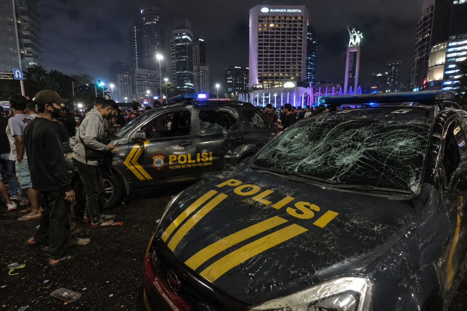 Dua Mobil Patroli Polisi Dirusak di Bundaran HI