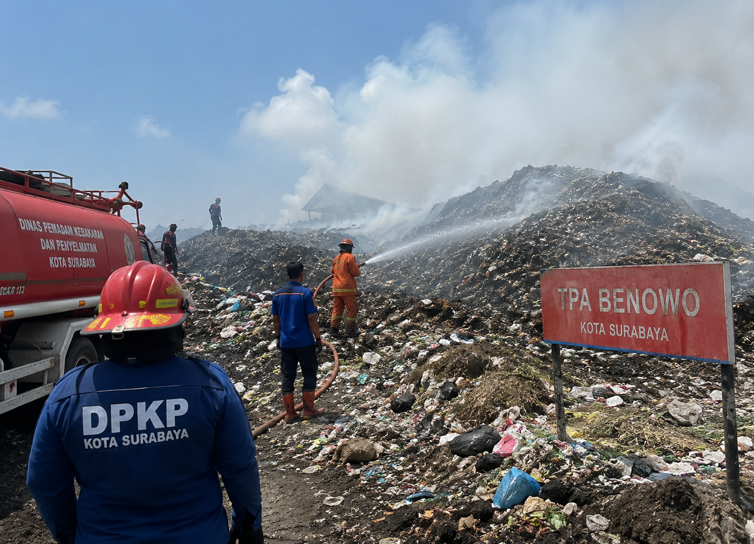 Damkar ralat penyebab kebakaran TPA Benowo bukan karena flare